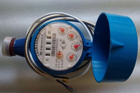 無線遠傳水表是如何進行數(shù)據(jù)采集傳輸?shù)模?/></p><p>　　當(dāng)水流入水表后，會沿著葉輪盒底部進水孔進入到計量機構(gòu)，水流會推動葉輪旋轉(zhuǎn)，然后由葉輪盒上部出水孔的位置流出，正常情況下，葉輪轉(zhuǎn)速和水的流量是成正比的，葉輪轉(zhuǎn)動的時候，就能夠通過齒輪傳遞給指示機構(gòu)，并記錄出流經(jīng)水表的水總量。記錄的用水量數(shù)據(jù)會通過無線網(wǎng)絡(luò)技術(shù)和后臺數(shù)據(jù)管理中心聯(lián)通，來實現(xiàn)遠程抄表、網(wǎng)絡(luò)充值、遠程控制和故障檢測。</p><p>　　<strong>水表的數(shù)據(jù)如何采集傳輸?</strong></p><p>　　水表是通過給計量基表安裝加傳發(fā)訊模塊，這樣就后臺就能夠接收無線抄表主機發(fā)出的抄表指令，由無線通訊模塊能夠?qū)⑺砩厦娴挠盟?/p><p>　　數(shù)據(jù)上傳到服務(wù)器，以便供水公司進行抄表和計算水費。</p><p>　　無線遠程水表的安裝是非常簡單容易的，其中，一根總線可以連接同一幢樓內(nèi)全部住戶的水表，可以大大節(jié)省施工費用。其中數(shù)據(jù)采集器不參與底層數(shù)據(jù)的采集，僅僅作為通訊功能使用，計量不受外界影響。</p><p style=